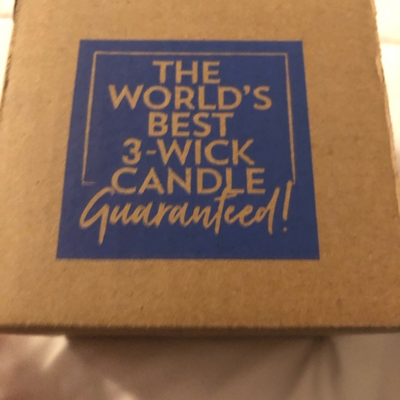 NIB Bath & Body Rainforest Gardenia 3 -Wick 14.5 oz Candle - Picture 3 of 4